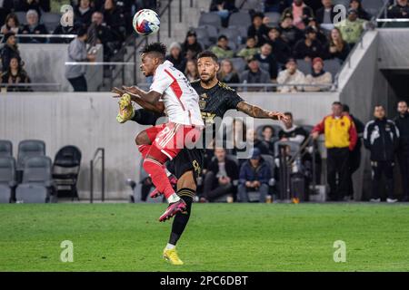 Los Angeles FC Forward Denis Bouanga (99) e New England Revolution Forward Latif Benedizione (19) battaglia per il possesso durante una partita MLS, Domenica Marc Foto Stock