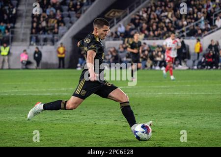 Il difensore del Los Angeles FC Sergi Palencia (30) invia un pass durante una partita MLS contro la Rivoluzione del New England, domenica 12 marzo 2023, alla BMO sta Foto Stock