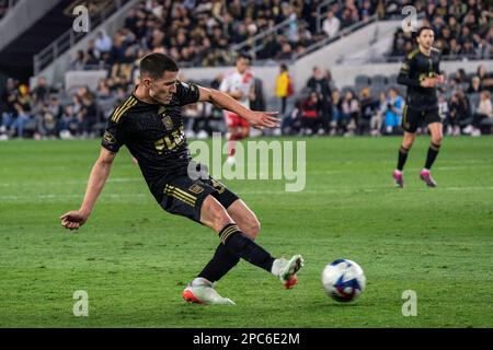 Il difensore del Los Angeles FC Sergi Palencia (30) invia un pass durante una partita MLS contro la Rivoluzione del New England, domenica 12 marzo 2023, alla BMO sta Foto Stock