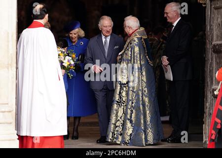 Re Carlo III abd la Regina Consort parte dal servizio annuale del giorno del Commonwealth all'Abbazia di Westminster a Londra. Data immagine: Lunedì 13 marzo 2023. Foto Stock