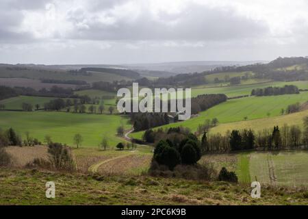 Vista del paesaggio AONB North Wessex Downs nel Berkshire occidentale da Combe Gibbet, Inghilterra, Regno Unito Foto Stock