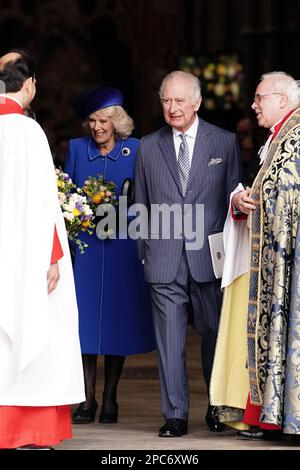 Re Carlo III e la Regina Consort partono dal servizio annuale del Commonwealth Day presso l'Abbazia di Westminster a Londra. Data immagine: Lunedì 13 marzo 2023. Foto Stock