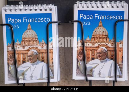 Roma, Italia. 13 marzo 2023. Calendari con un ritratto di papa Francesco che oggi segna il decimo anniversario da quando fu eletto da un collegio cardinalizio il 10 marzo 2013 Credit: amer Ghazzal/Alamy Live News Foto Stock