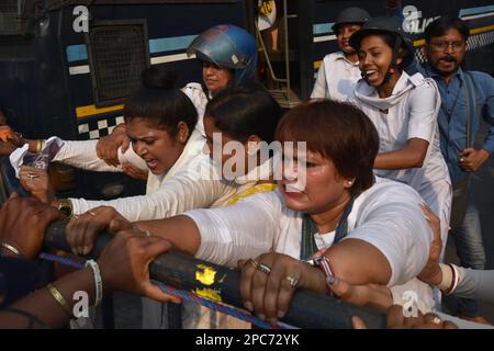 Kolkata, India. 13th Mar, 2023. Manifestazione di protesta del Comitato del Congresso del Bengala Occidentale Pradesh verso il Raj Bhavan contro il filare Adani-Hindenburg e l'anniversario dell'omicidio di Tapan Kandu a Kolkata, in India, il 13 marzo 2023. (Foto di Biswarup Gangully/Pacific Press/Sipa USA) Credit: Sipa USA/Alamy Live News Foto Stock