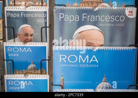 Roma, Italia. 13 marzo 2023. Calendari con un ritratto di papa Francesco che oggi segna il decimo anniversario da quando fu eletto da un collegio cardinalizio il 10 marzo 2013 Credit: amer Ghazzal/Alamy Live News Foto Stock