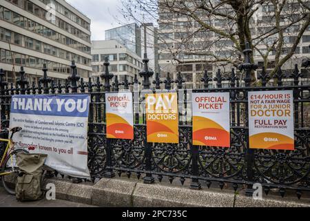 Londra, Regno Unito. 13th Mar, 2023. I cartelli sono visibili alla linea dei picket del St Thomas' Hospital. I membri del medico junior della British Medical Association avviano una passeggiata di 72 ore da tutti gli ospedali del Regno Unito in una controversia sulle retribuzioni e le condizioni di lavoro con il governo del Regno Unito. Decine di migliaia di appuntamenti ospedalieri e di interventi elettivi vengono annullati nelle prossime 72 ore in preparazione agli scioperi medici in formazione. Lo sciopero inizia dalle 7 del 13th marzo alle 7 del 16th marzo 2023. Credit: SOPA Images Limited/Alamy Live News Foto Stock