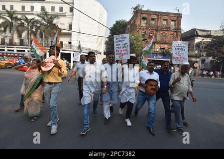Manifestazione di protesta del Comitato del Congresso del Bengala Occidentale Pradesh verso il Raj Bhavan contro il filare Adani-Hindenburg e l'anniversario dell'omicidio di Tapan Kandu a Kolkata, in India, il 13 marzo 2023. (Foto di Biswarup Gangully/Pacific Press/Sipa USA) Foto Stock