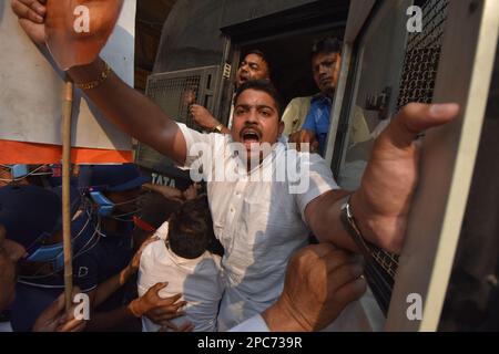 Manifestazione di protesta del Comitato del Congresso del Bengala Occidentale Pradesh verso il Raj Bhavan contro il filare Adani-Hindenburg e l'anniversario dell'omicidio di Tapan Kandu a Kolkata, in India, il 13 marzo 2023. (Foto di Biswarup Gangully/Pacific Press/Sipa USA) Foto Stock