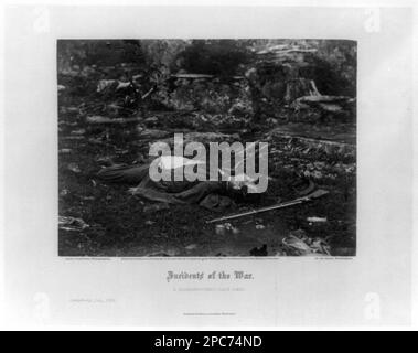 L'ultimo sonno di uno sharpshooter, Gettysburg, Pennsylvania / Alex. Gardner, fotografo.. Illus. In: Libro fotografico della guerra di Gardner / Alexander Gardner. Washington, D.C. : Philp & Solomons, [c1866], v. 1, n. 40, Copyright di A. Gardner, titolo dall'articolo. Vittime di guerra, Pennsylvania, Gettysburg, 1860-1870, Gettysburg, Battle of, Gettysburg, Pa, 1863, Stati Uniti, Storia, Guerra civile, 1861-1865, vittime. Foto Stock