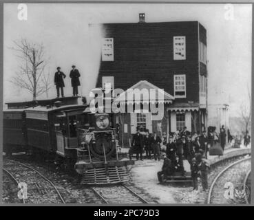 Hanover Junction Pennsylvania, 1863, stazione ferroviaria. Particolare del motore in cortile e della folla in attesa. Titolo della voce, fotografia attribuita a Mathew B. Brady o assistente, originale negativo negli Archivi nazionali. Stati Uniti, Storia, Guerra civile, 1861-1865, Stati Uniti, Pennsylvania, Hanover (Contea di York, Pa.) Foto Stock