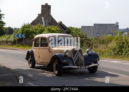 Kerlaz, Francia - 17 2022 luglio: Coppia in pensione in crociera in una Citroën Traction Avant 7C. Foto Stock