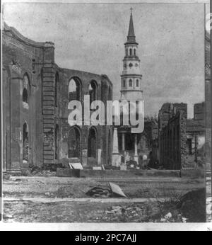 Incontro Street-rovine di Secession Hall e Chiesa circolare, con San Phillips in distanza. Collezione di fotografie della Guerra civile . Danni di guerra, Carolina del Sud, Charleston, 1860-1870, edifici, Carolina del Sud, Charleston, 1860-1870, Chiese, Carolina del Sud, Charleston, 1860-1870, Stati Uniti, Storia, Guerra civile, 1861-1865, Destruction & pillage, Union, South Carolina, Charleston. Foto Stock