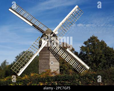 Vista di Nutley Windmill nell'Ashdown Forest Foto Stock