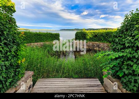 Vista sul mare, parco del castello, castello di Tullgarn, castello reale ufficiale, Trosa, Södertälje, Södermanland, Svezia, Europa Foto Stock