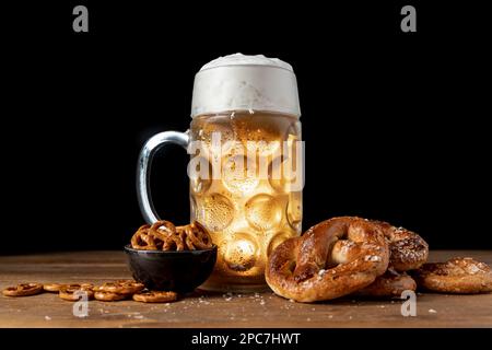 bavarese drink snack tavolo in legno Foto Stock