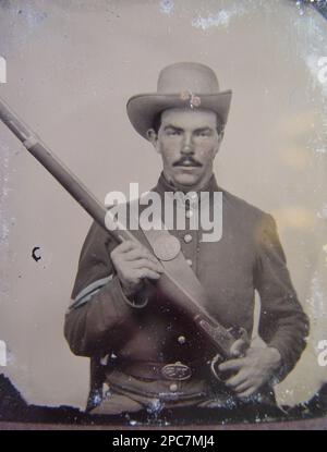 Soldato non identificato nell'uniforme del caporale dell'Unione con il moschetto. Liljenquist Family Collection of Civil War Photographs , pubblicato in: Schultz, Duane P. il destino della guerra : Fredericksburg, 1862. Yardley, Pa.: Westholme Publishing, LLC, 2011, giacca da polvere, Esposto: 'The Last Full Measure : Civil War Photographs from the Liljenquist Family Collection' alla Library of Congress, Washington, D.C, 2011, pp/liljunion. Stati Uniti, Esercito, persone, 1860-1870, soldati, Unione, 1860-1870, uniformi militari, Unione, 1860-1870, Fucili, 1860-1870, Stati Uniti, Storia, Guerra civile, 1861-1865, personale militare Foto Stock