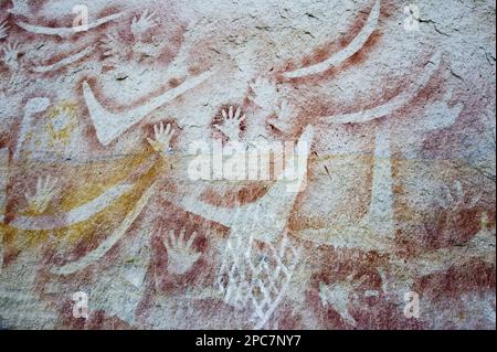 Arte rupestre aborigena, stencil art, di circa 2000 anni, con raffigurazioni di mani e boomerang, Galleria d'Arte, Carnarvon Gorge, Carnarvon N. P. Foto Stock