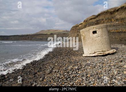 La seconda guerra mondiale si trova su una spiaggia di ciottoli, Kimmeridge, Dorset, Inghilterra, Regno Unito Foto Stock