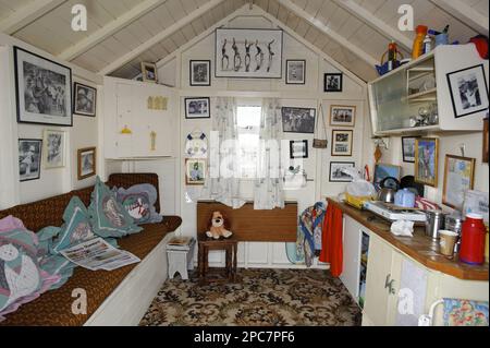 All'interno di un capanno sul mare, Chapel Point, Chapel St Leonards, Lincolnshire, Inghilterra, Regno Unito Foto Stock