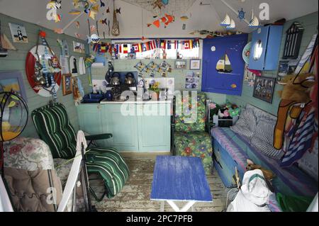 All'interno di un capanno sul mare, Chapel Point, Chapel St Leonards, Lincolnshire, Inghilterra, Regno Unito Foto Stock