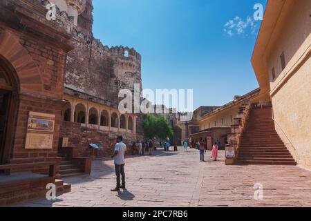 Jodhpur, Rajasthan, India - 19th ottobre 2019 : turisti che visitano il forte famoso di Mehrangarh, architettura antica della pietra. Sito patrimonio dell'umanità dell'UNESCO. Foto Stock