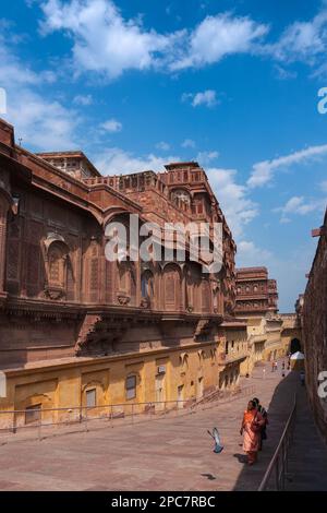 Jodhpur, Rajasthan, India - 19 ottobre 2019: Jharokha, finestra in pietra che si proietta dalla parete di un edificio, in un piano superiore. Foto Stock