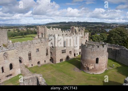 Vista del castello parzialmente rovinato, Ludlow Castle, Ludlow, Shropshire, Inghilterra, Regno Unito Foto Stock