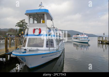 Gli incrociatori da diporto Miss Lakeland II e Miss Westmorland, sul molo sul lungolago, Bowness su Windermere, Lake Windermere, Lake District Foto Stock