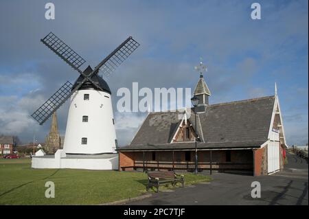 Windmill e Old Lifeboat House nella località balneare di Lytham, Lytham Windmill, Old Lifeboat House Museum, Lytham St Anne's, Lancashire, Inghilterra Foto Stock