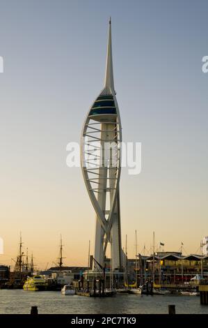 Vista del porto e del lungomare con Spinnaker Tower alla luce della sera, Portsmouth Harbour, Portsmouth, Hampshire, Inghilterra, Regno Unito Foto Stock