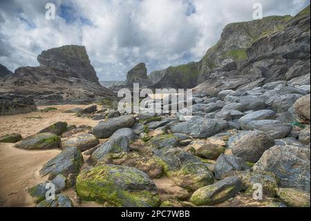 Vista della spiaggia con scogliere di ardesia, passi di Bedruthan, Bedruthan, Cornovaglia, Inghilterra, Regno Unito Foto Stock