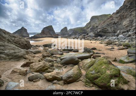 Vista della spiaggia con scogliere di ardesia, passi di Bedruthan, Bedruthan, Cornovaglia, Inghilterra, Regno Unito Foto Stock