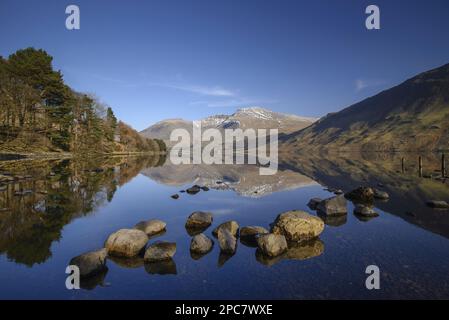 Vista del lago nella valle glaciale sovraprofonda, il lago più profondo dell'Inghilterra a 79 metri (258 piedi), Wastwater, Wasdale Valley, Lake District N. P. Cumbria, Foto Stock