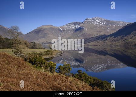 Vista del lago nella valle glaciale sovraprofonda, il lago più profondo dell'Inghilterra a 79 metri (258 piedi), Wastwater, Wasdale Valley, Lake District N. P. Cumbria, Foto Stock