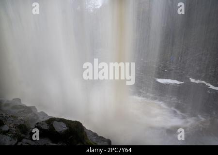 Vista della cascata da dietro, la cascata Sgwd yr Eira, il fiume Hepste, Brecon Beacons N. P. Powys, Galles, Regno Unito, Europa Foto Stock