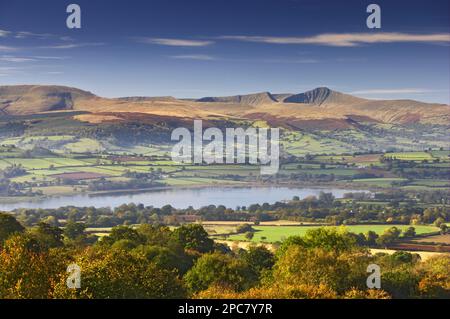 Vista del lago, dei terreni agricoli e delle colline come si vede da Mynydd Llangorse, Lago Llangorse, Brecon Beacons N. P. Powys, Galles, Regno Unito, Europa Foto Stock