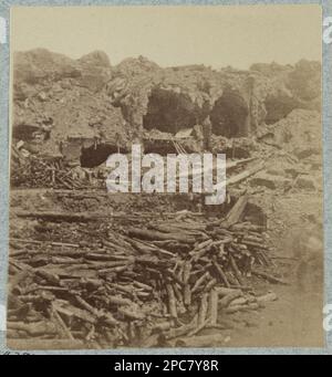 Vista interna di Fort Sumter, Charleston, South Carolina, scattata da un fotografo confederato nel 1864, cioè nel 1863. 4382, titolo da oggetto, Data e nome del fotografo da 99 immagini storiche della guerra civile Charleston, ed. Di Garry Adelman, John Richter, e Bob Zeller, Center for Civil War Photography, 2009, p. 17, scritto a mano su verso: 'Miller, vol. III, p. 170', montato con altre cinque fotografie, Gift; col. Godwin Ordway; 1948. Forts & fortificazioni, South Carolina, Charleston, 1860-1870, Stati Uniti, History, Civil War, 1861-1865, Fort Sumter (Charleston, S.C.), 1861-1865, Stati Uniti Foto Stock