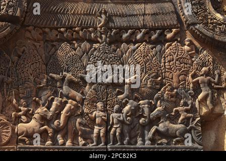 Bassorilievo di un episodio di Mahabarata, nel Tempio Khmer Indù, Banteay Srei, Angkor, Siem Riep, Cambogia Foto Stock