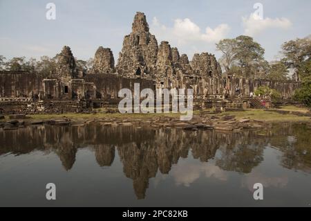 Riflessione del tempio Khmer nello stagno, Bayon, Angkor Thom, Siem Riep, Cambogia Foto Stock