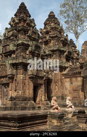 Sculture di guardie della divinità al tempio Khmer Hindu, Banteay Srei, Angkor, Siem Riep, Cambogia Foto Stock