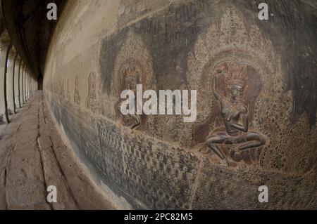 Bassorilievo delle Apsaras (ragazze danzanti) nel corridoio del tempio Khmer, Angkor Wat, Siem Riep, Cambogia Foto Stock