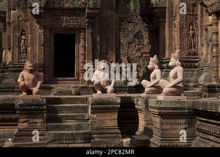 Sculture di guardie della divinità al tempio Khmer Hindu, Banteay Srei, Angkor, Siem Riep, Cambogia Foto Stock