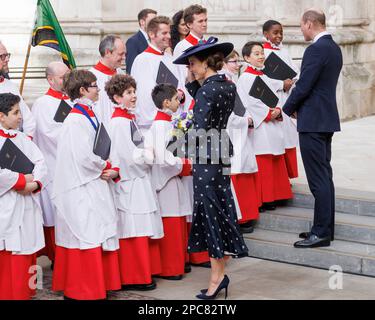 Il Principe e la Principessa di Galles parlano con i coristeri mentre partono dopo aver partecipato all'annuale servizio del Commonwealth Day presso l'Abbazia di Westminster a Londra. Data immagine: Lunedì 13 marzo 2023. Foto Stock