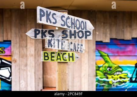 Rhyl North Wales UK Marzo 2023 cartello sul lungomare per gli sport acquatici e kite School cafe Foto Stock