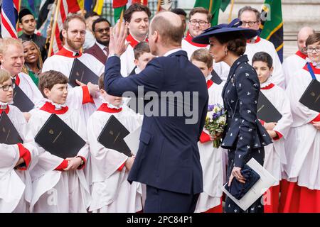 Il Principe e la Principessa di Galles parlano con i coristeri mentre partono dopo aver partecipato all'annuale servizio del Commonwealth Day presso l'Abbazia di Westminster a Londra. Data immagine: Lunedì 13 marzo 2023. Foto Stock