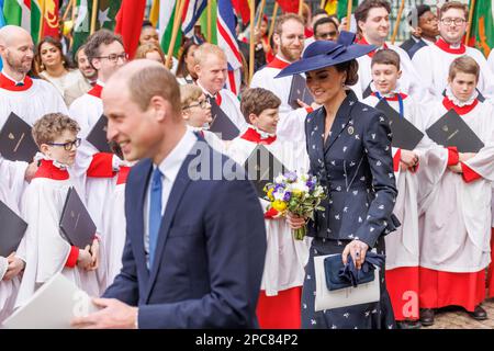 Il Principe e la Principessa di Galles parlano con i coristeri mentre partono dopo aver partecipato all'annuale servizio del Commonwealth Day presso l'Abbazia di Westminster a Londra. Data immagine: Lunedì 13 marzo 2023. Foto Stock