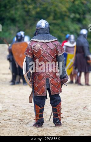 Luzarches, Francia - 13 2019 ottobre: Uomini vestiti come cavalieri durante l'annuale festa 'Médiévales'. In autunno, in molte città medievali in Francia, festa Foto Stock
