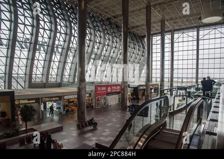 Simferopol, Crimea - 05 aprile 2021: Interno del terminal passeggeri dell'aeroporto internazionale Simferopol Foto Stock