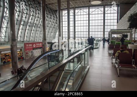 Simferopol, Crimea - 05 aprile 2021: Interno del terminal passeggeri dell'aeroporto internazionale Simferopol Foto Stock