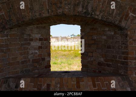 Finestra che si apre nella parete di mattoni di Fort Pickens, Pensacola Beach, FL Foto Stock